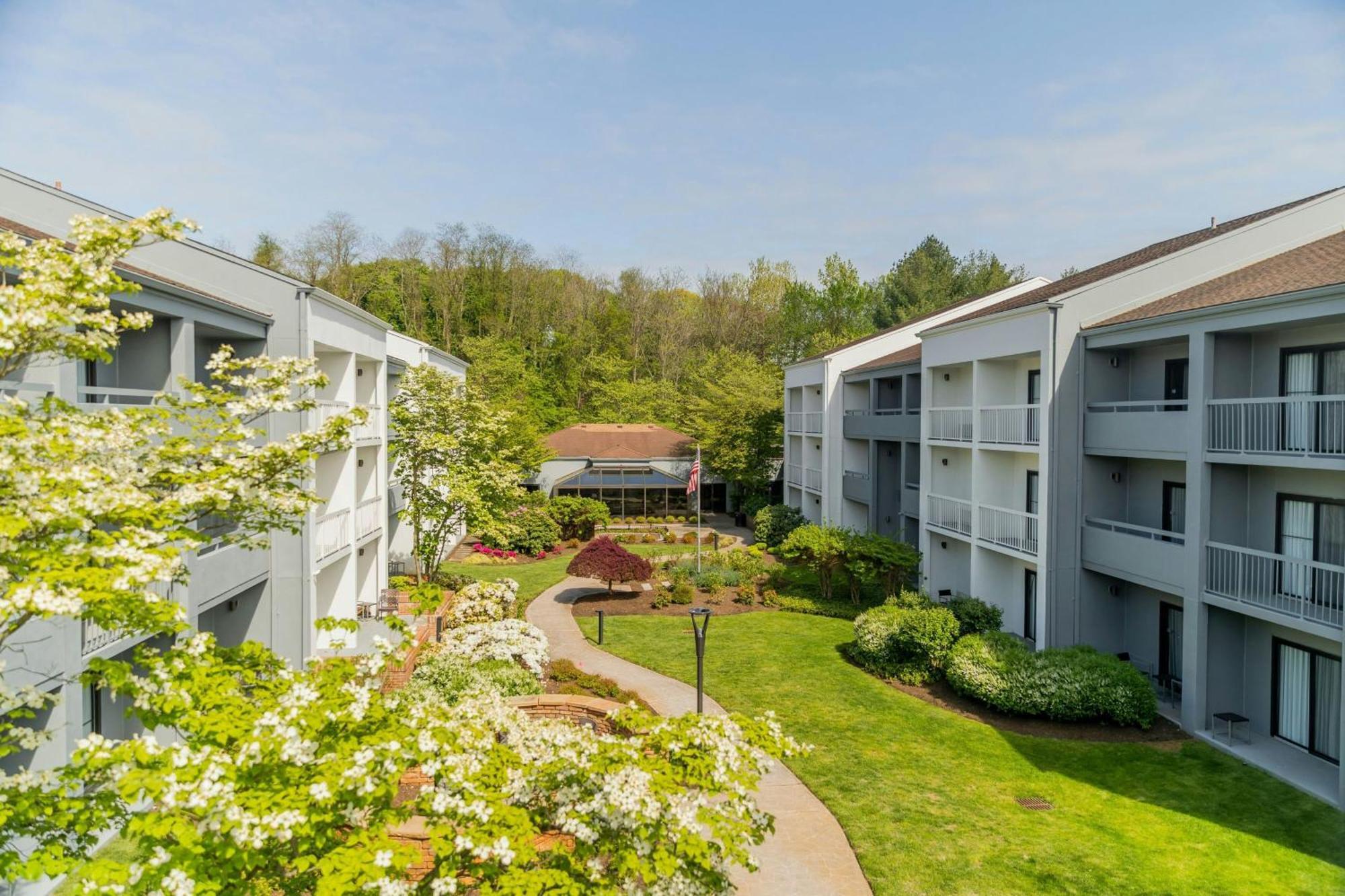 Courtyard By Marriott Lincroft Red Bank Hotel Exterior photo