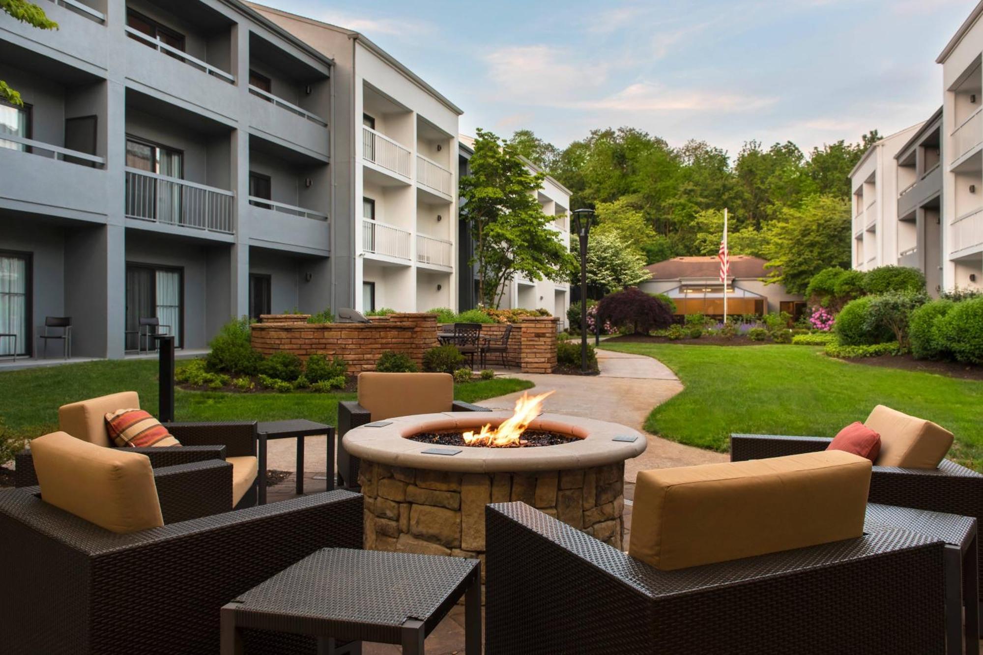 Courtyard By Marriott Lincroft Red Bank Hotel Exterior photo