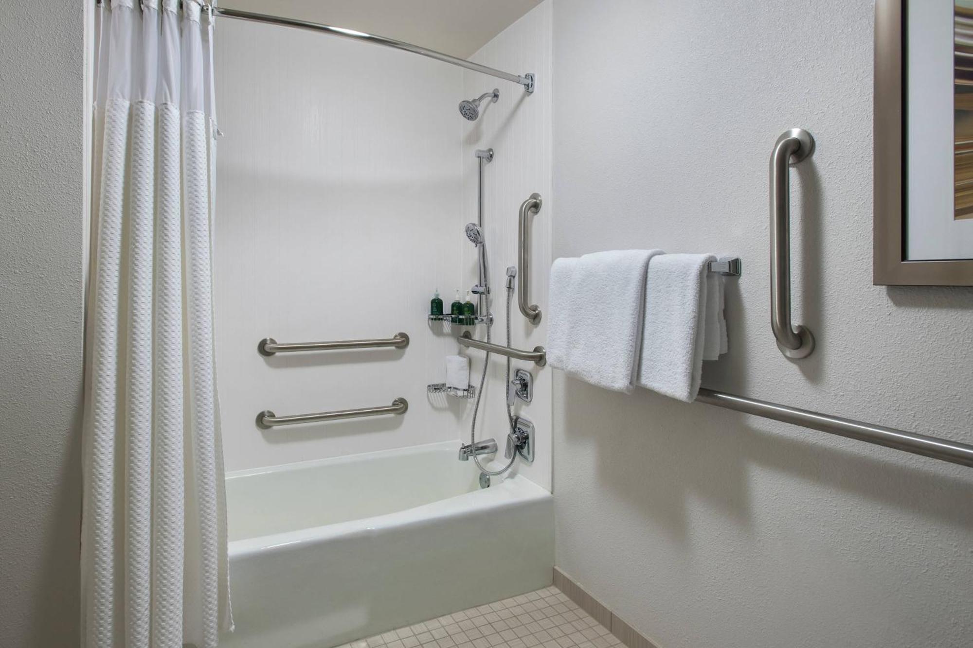 Courtyard By Marriott Lincroft Red Bank Hotel Exterior photo