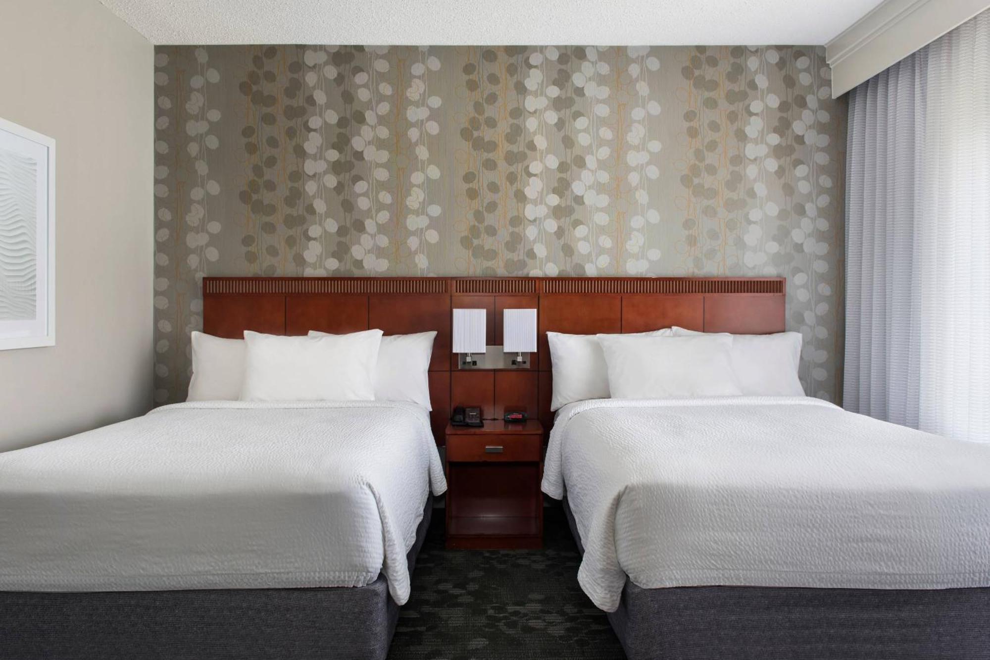 Courtyard By Marriott Lincroft Red Bank Hotel Exterior photo