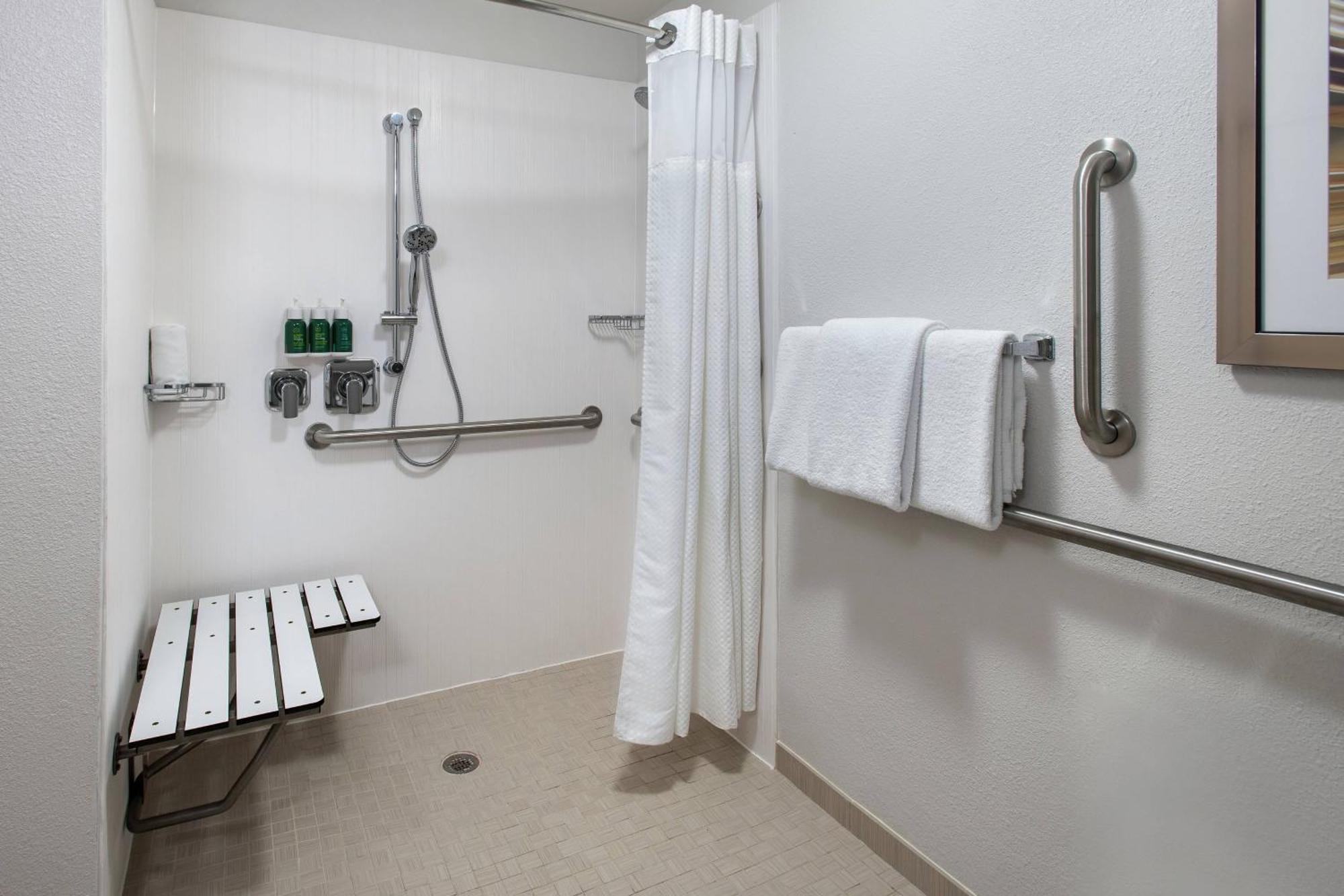 Courtyard By Marriott Lincroft Red Bank Hotel Exterior photo